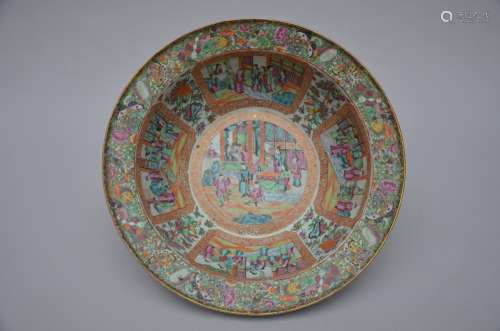 Large bowl in Chinese Canton porcelain 'figures'