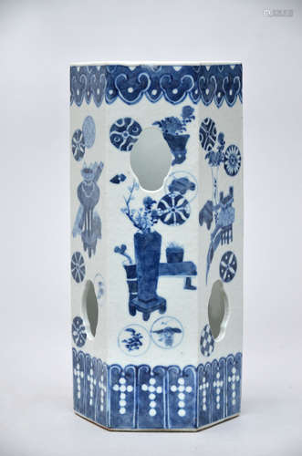 Hexagonal vase in Chinese blue and white porcelain 'antiquities'