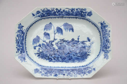 An octagonal dish in Chinese blue and white porcelain