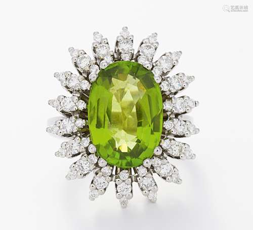 PERIDOT-DIAMANT-RING. Deutschland, um 1970. 750/- Weißgold, gest., Gesamtgewicht: 15,0g. EU-RM: