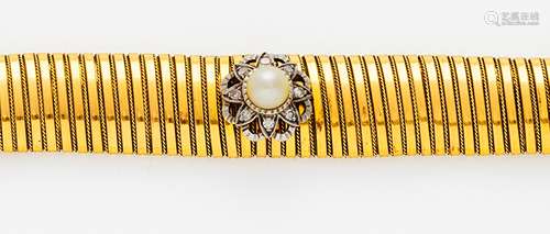 PERL-DIAMANT-ARMBAND. England, um 1960. Gelbgold, Gesamtgewicht: 45,5g. L.ca. 19,2cm. Ca. 24