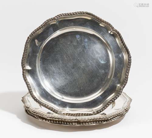 5 PLATZTELLER MIT VERSCHIEDENEN DEKOREN. London u.a. Silber. Ca. 2450g. ø ca. 25cm. Verschieden