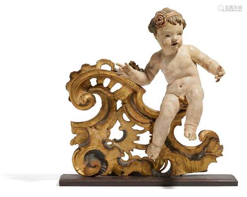 SITZENDER PUTTO AUF VOLUTENKONSOLE. Süddeutschland. Holz, geschnitzt und farbig gefasst. H.42cm.