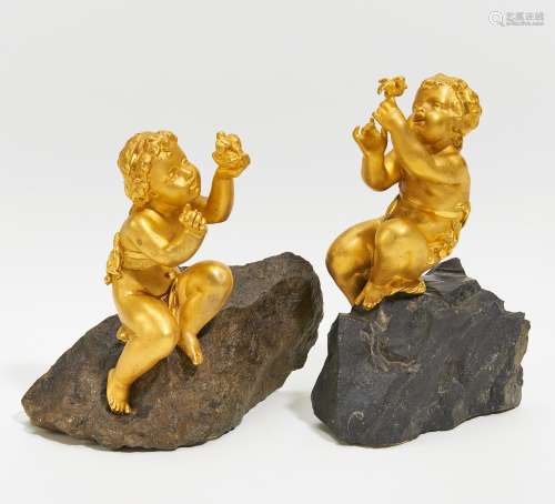2 KLEINE PUTTEN AUF FELSSOCKELN. Wohl Frankreich. Bronze, vergoldet. H.17cm/19,5cm. Ohne