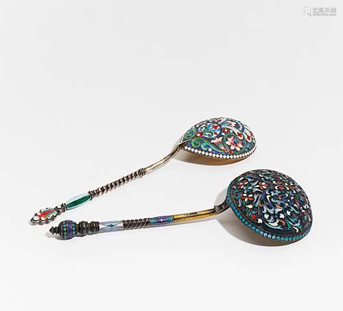 2 CLOISONNÉ-LÖFFEL. Russland. Silber, vergoldet. Cloisonné-Technik. Ca. 149g. L.18cm. 84er