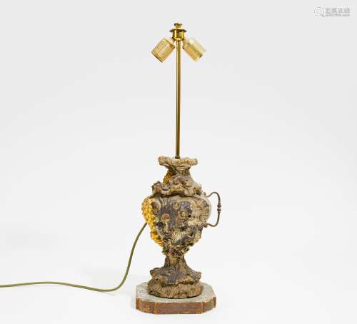 LAMPE. Holz, geschnitzt. Metall. H.70cm. Zustand C. Beilage: Stoffschirm. Sonderregelungen Art &