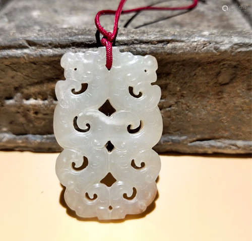 A HETIAN JADE CARVED DRAGON PATTERN PENDANT