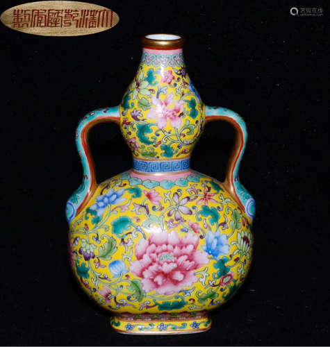 A FAMILLE ROSE GILD WRAPPED FLORAL PATTERN VASE