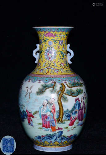 A FAMILLE ROSE GILD CHARACTER PATTERN VASE