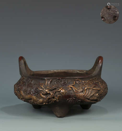 A GILT BRONZE CASTED DRAGON AND PHOENIX PATTERN CENSER