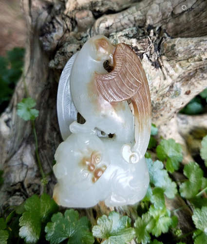 A HETIAN JADE CARVED BEAST SHAPED PENDANT