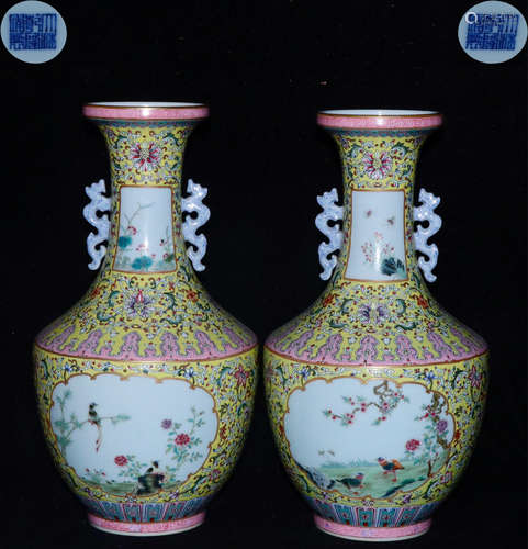 A FAMILLE ROSE FLORAL PATTERN VASE