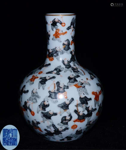 A FAMILLE ROSE FIGURE PATTERN VASE