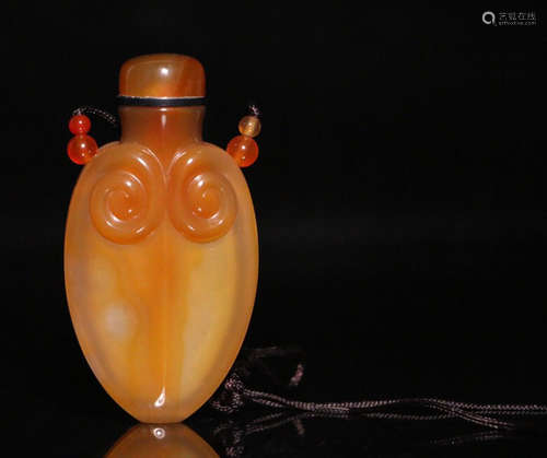 AN AGATE CARVED SNUFF BOTTLE