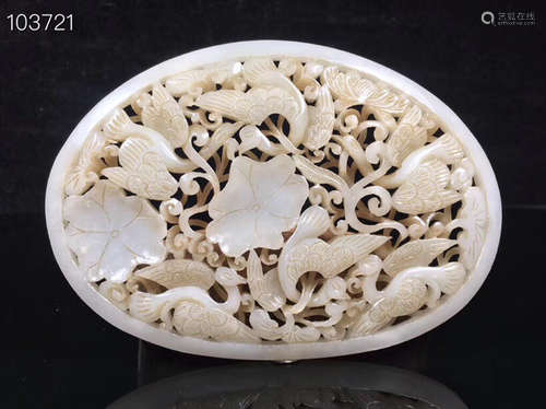 A HETIAN JADE CARVED CRANE &LOTUS PATTERN PENDANT