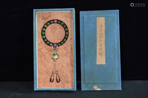 17-19TH CENTURY, A SET OF EIGHTEEN-BEAD JADEITE HAND PIECE, QING DYNASTY