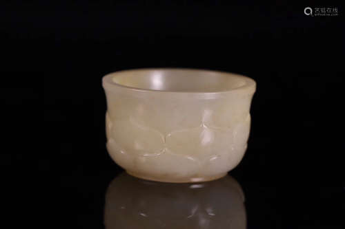 18-19TH CENTURY, A FLORIAL DESIGN HETIAN JADE CUP, LATE QING DYNASTY