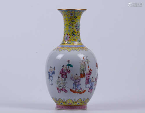 A FIGURE PATTERN FAMILLE ROSE VASE