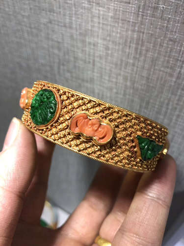 AN IMPERIAL STYLE GOLD BANGLE