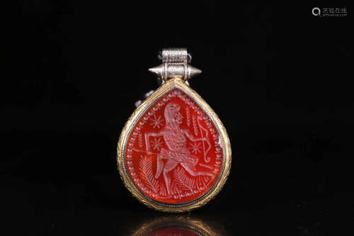 A GILT SILVER AGATE PENDANT