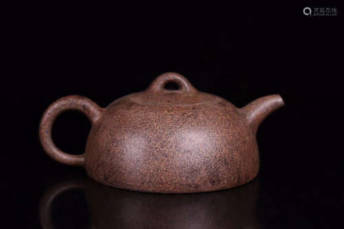17-19TH CENTURY, A PURPLE CLAY TEAPOT, QING DYNASTY