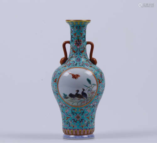 A BIRD&FLORAL PATTERN FAMILLE ROSE DOUBLE-EAR VASE