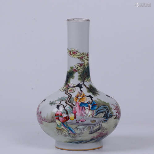 A FAMILLE ROSE FIGURE PATTERN GLOBULAR VASE