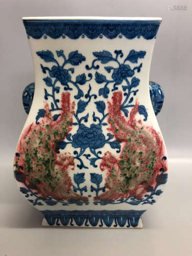 A FLORIAL DESIGN PORCELAIN VASE, QING DYNASTY