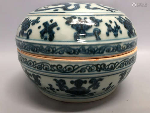 A FLORIAL DESIGN PORCELAIN BOX, MING DYNASTY