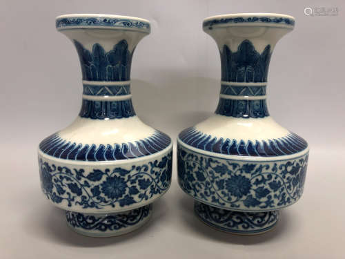 A PAIR OF FLORIAL PATTERN PORCELAIN VASE, QING DYNASTY