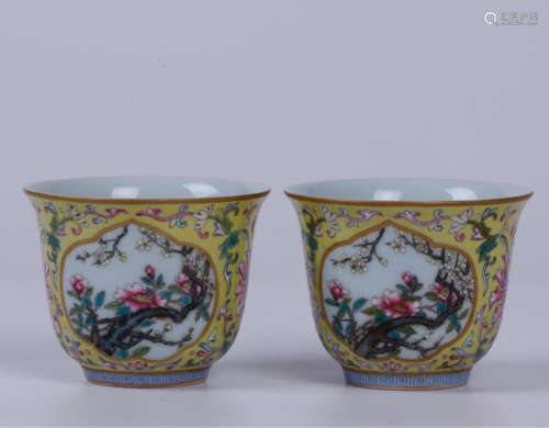 A PAIR OF FLORAL PATTERN FAMILLE ROSE CUPS