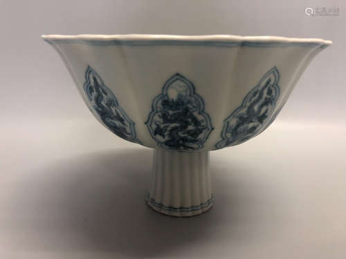 A DRAGON DESIGN PORCELAIN BOWL, MING DYNASTY