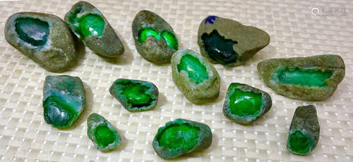 12 PIECES BURMESE GREEN JADEITE STONES, A CLASS