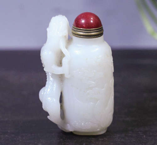 A HETIAN JADE DRAGON PATTERN SNUFF BOTTLE