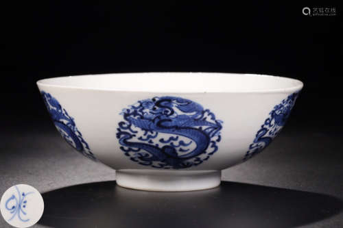 A BLUE AND WHITE ROUND DRAGON PATTERN BOWL