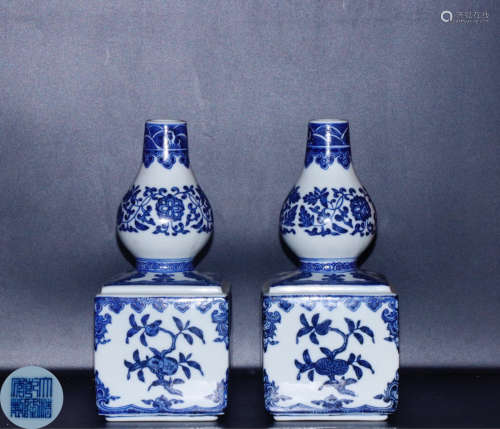 PAIR BLUE&WHITE FLORAL PATTERN GOURD-SHAPED VASES