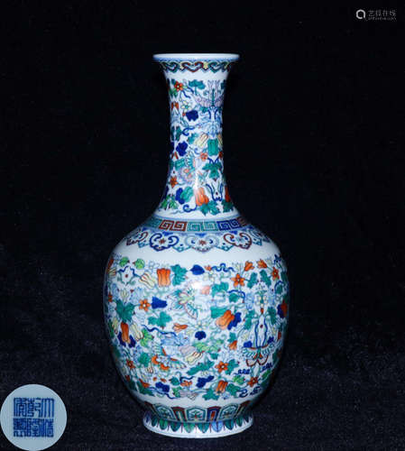 A DOUCAI FLORAL PATTERN BOTTLE VASE