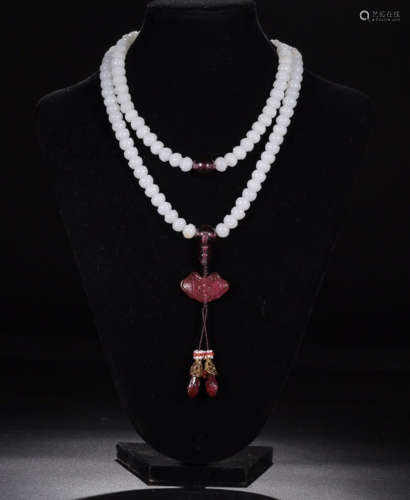 A HETIAN JADE BEADS STRING NECKLACE WITH TOURMALINE