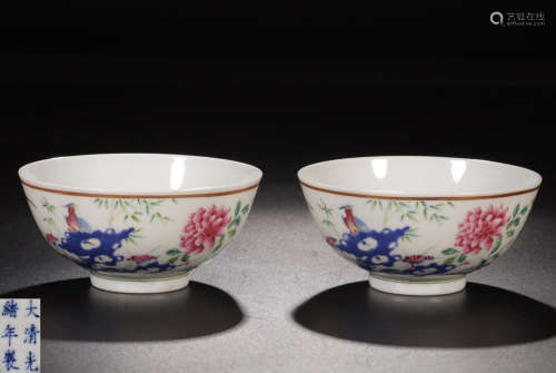 PAIR FAMILLE-ROSE POENY PATTERN BOWLS