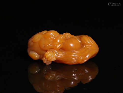 A TIANHUANG STONE CARVED BEAST SHAPED PENDANT