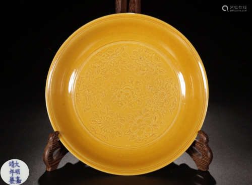 A YELLOW GLAZE INCISED DRAGON PATTERN PLATE