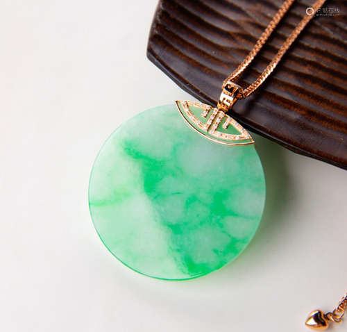 18K JADEITE RING-SHAPED PENDANT