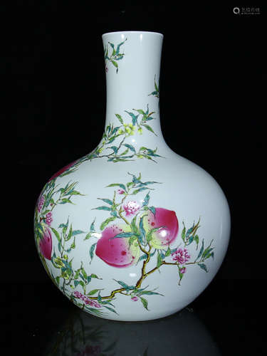 17-19TH CENTURY, A PEACH PATTERN FAMILLE ROSE GLOBULAR VASE, QING DYNASTY