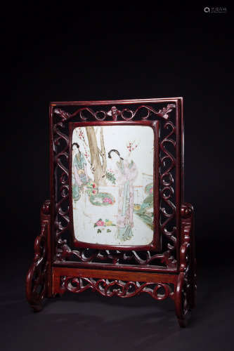 18-19TH CENTURY, A STORY DESIGN FAMILLE ROSE TABLE SCREEN, LATE QING DYNASTY