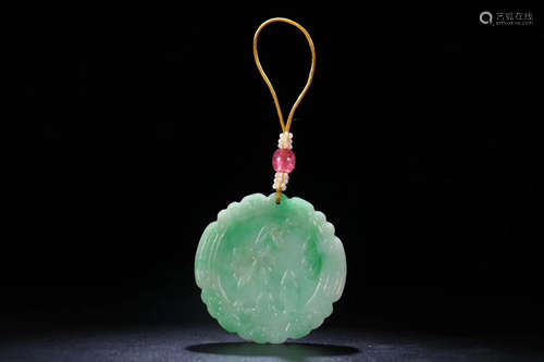 AN OLD JADEITE HANGING PENDANT