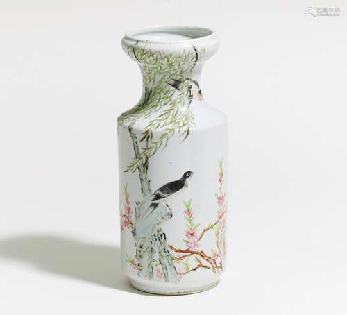 VASE MIT WEIDEN, BLÜHENDEM PFIRSICH UND SCHWALBEN. China. 20. Jh. Porzellan mit Aufglasurfarben in