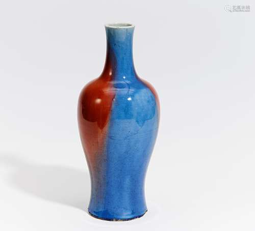 VASE MIT FLAMBÉ-GLASUR. China. 19./20. Jh. Porzellan mit blauer und roter Flambé-Glasur. H. 36cm.