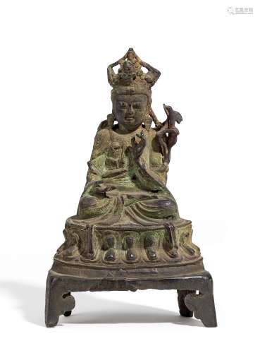 GUANYIN MIT PAPAGEI. China. Späte Ming-Dynastie. Bronze mit grünlicher Patina. Sitzend auf einem