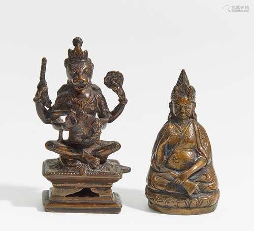 PADMASAMBHAVA UND VIERARMIGE ZORNVOLLE GOTTHEIT. Tibet/Nepal. Bronze mit dunkler Patina.