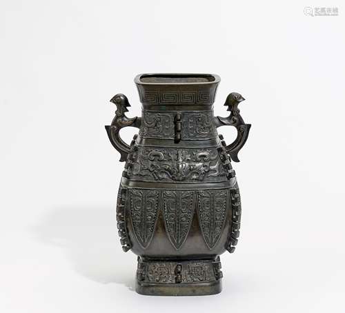 GROßE ARCHAISIERENDE VASE MIT TAOTIE-MASKEN. China. 20. Jh. Bronze mit dunkler Patina und Einlagen